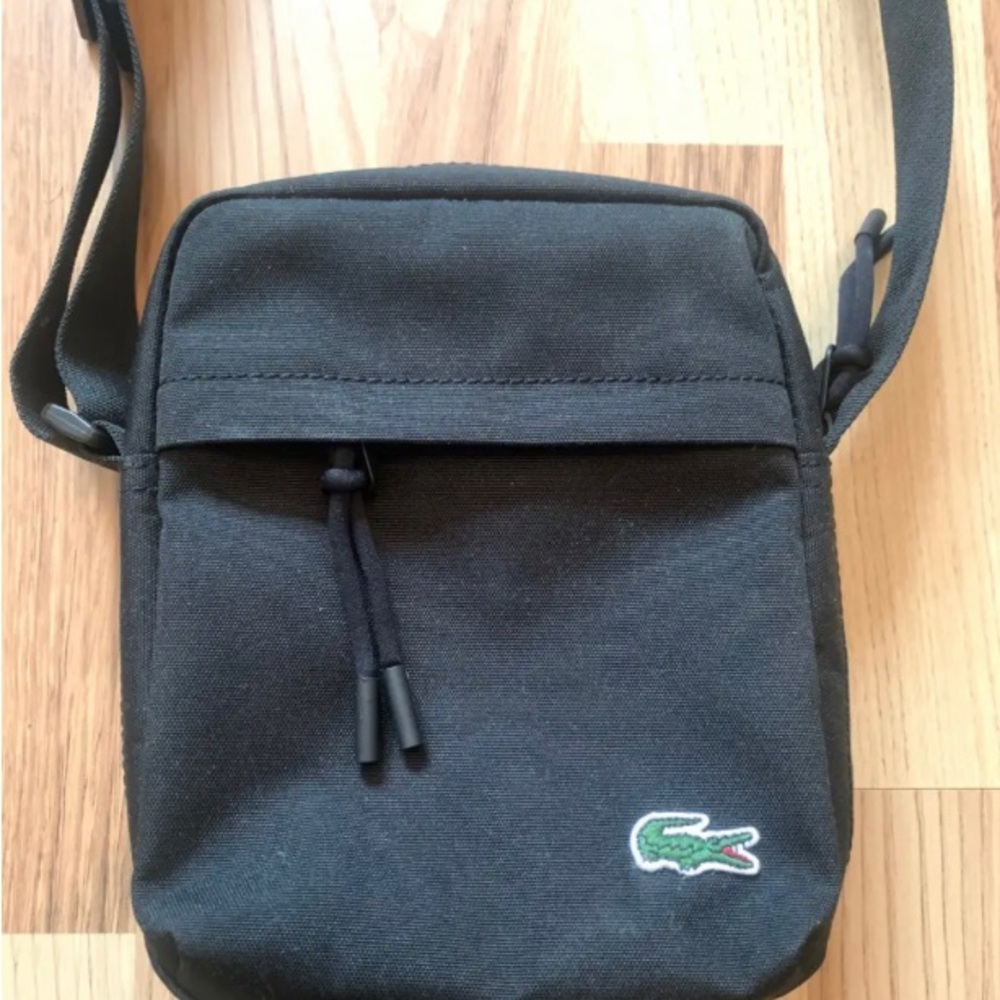Lacoste bag (new). Sacoche Lacoste (neuve)